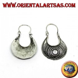 Pendientes tallados en plata con un bolso tallado de estilo étnico.