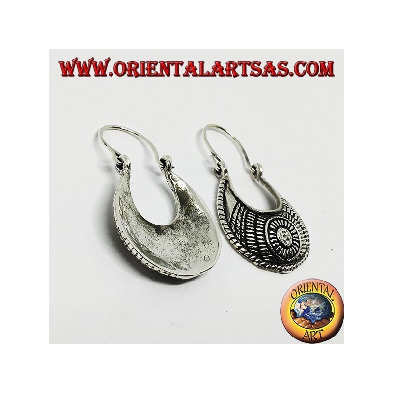 Boucles d'oreilles en argent sculpté avec un sac sculpté de style ethnique