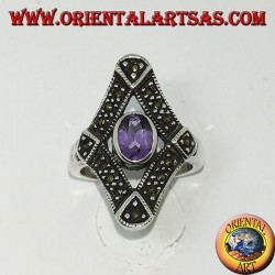 Anillo de plata en rombo con marcasita y amatista oval natural.