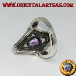 Anillo de plata en rombo con marcasita y amatista oval natural.