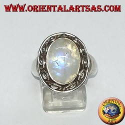 Anello in argento con pietra di luna arcobaleno ovale ed incastonata con un  bordo borchiato a pallini 