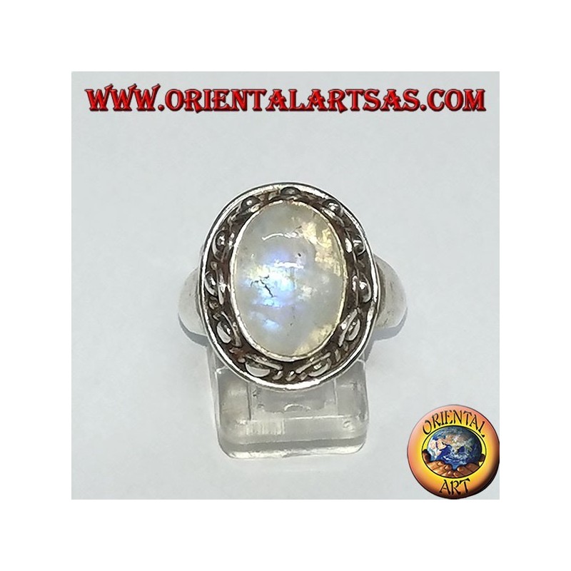 Anello in argento con pietra di luna arcobaleno ovale ed incastonata con un  bordo borchiato a pallini 