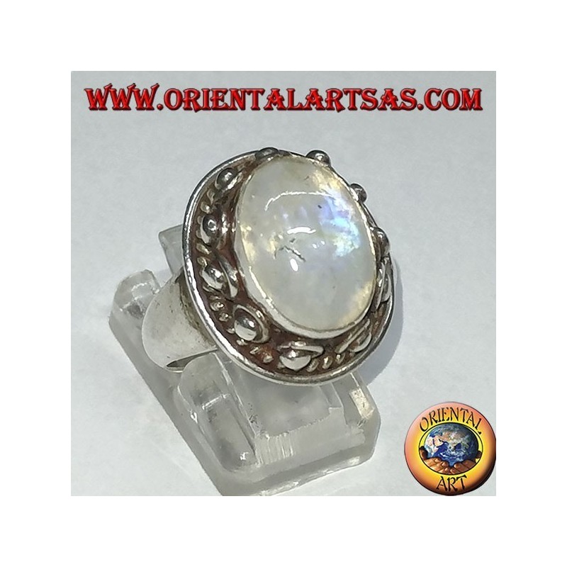 Anillo de plata con piedra de luna ovalada de arco iris y engastada con un borde tachonado con puntos