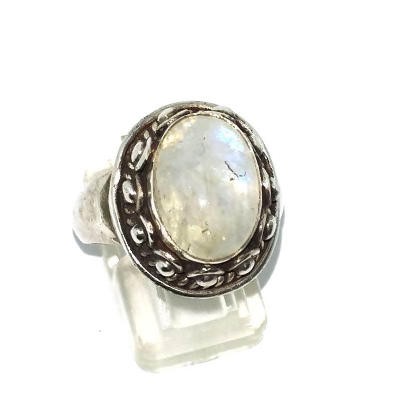 Anello in argento con pietra di luna arcobaleno ovale ed incastonata con un  bordo borchiato a pallini 