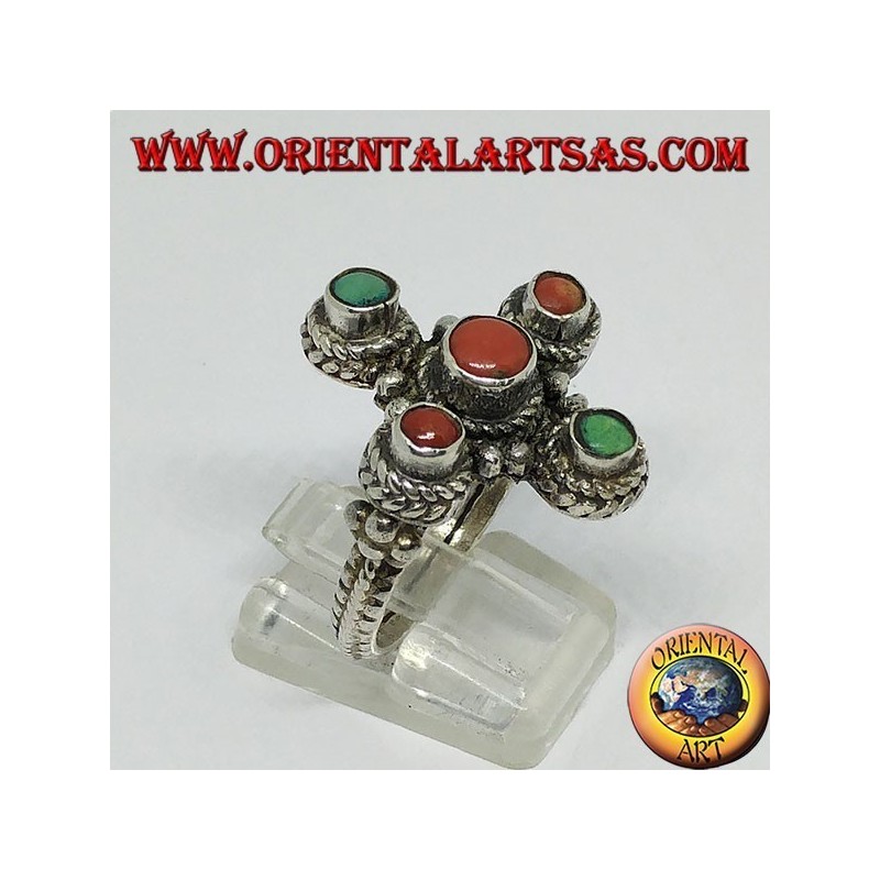 Anillo de plata con forma de cruz con corales naturales y turquesa.