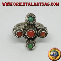 Anillo de plata con forma de cruz con corales naturales y turquesa.