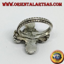 Anillo de plata con forma de cruz con corales naturales y turquesa.