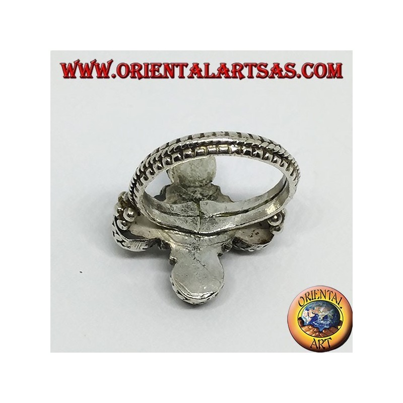 Anillo de plata con forma de cruz con corales naturales y turquesa.