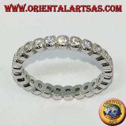 Anillo de plata (anillo de bodas) con circonitas engastadas individualmente.