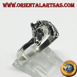 Anillo de plata de una cabeza de caballo con una crin.