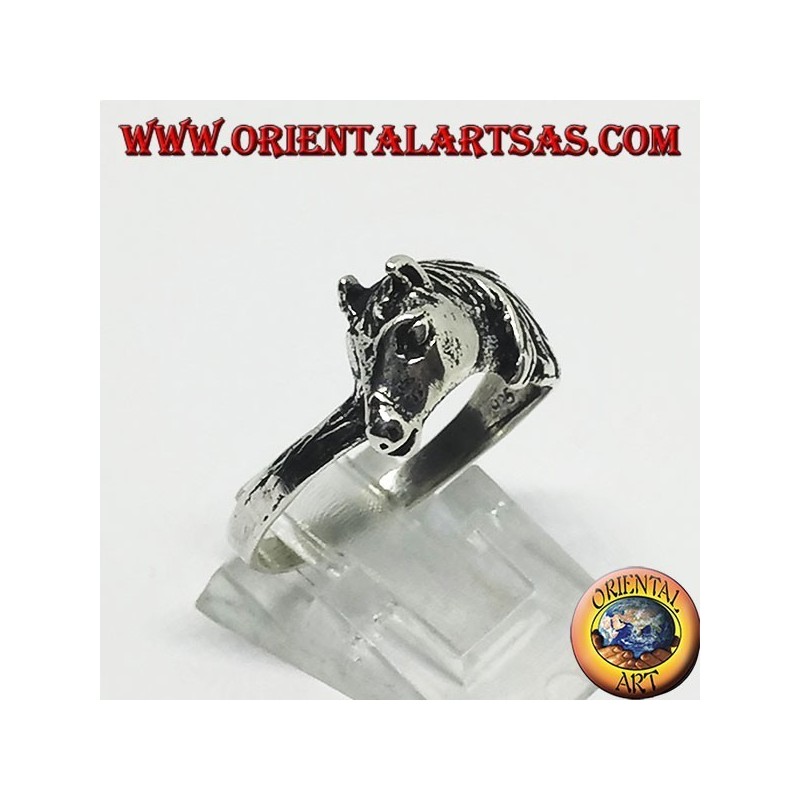 Anillo de plata de una cabeza de caballo con una crin.