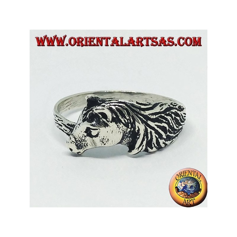 Anillo de plata de una cabeza de caballo con una crin.