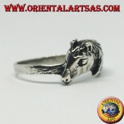 Bague en argent d'une tête de cheval avec une crinière