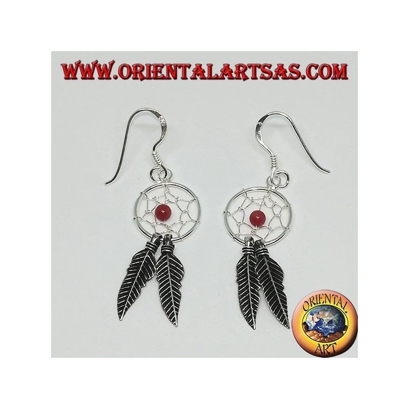 Pendientes en plata atrapasueños pequeños con bola de coral rojo.