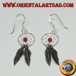 Pendientes en plata atrapasueños pequeños con bola de coral rojo.