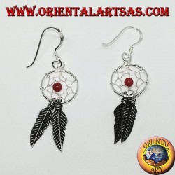 Pendientes en plata atrapasueños pequeños con bola de coral rojo.