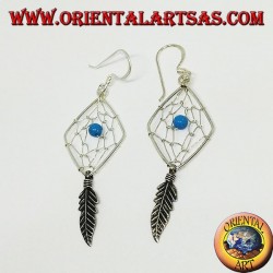 Pendientes en plata atrapasueños en forma de rombo con bola turquesa.