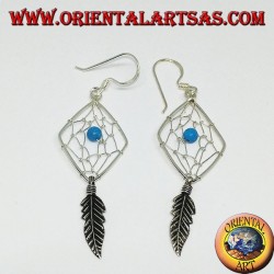 Pendientes en plata atrapasueños en forma de rombo con bola turquesa.