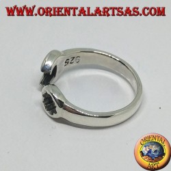 Anillo de plata con forma de llavero y horquilla combinados con un mecánico.