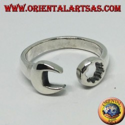 Anillo de plata con forma de llavero y horquilla combinados con un mecánico.