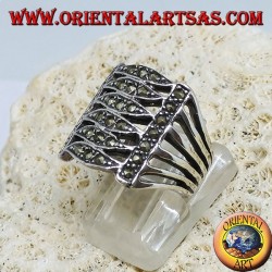 Anillo de plata con seis elipses paralelas y marcasitas.