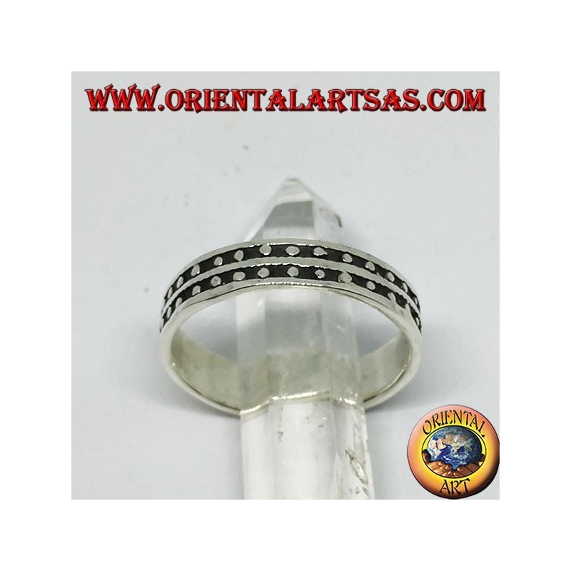 Anello in argento , fedina a bassorilievo con due file di pallini