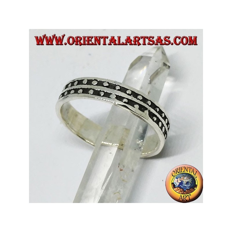 Anillo de plata, banda de bajo relieve con dos filas de puntos.