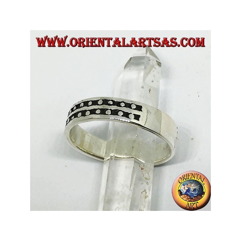 Silver ring, bas-relief band with two rows of dots