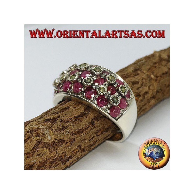 Anillo de plata con tres filas de siete rubíes entre marcasitas.