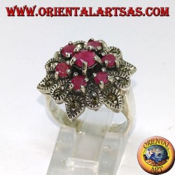 Anello d'argento in fiore con sette rubini incastonati contornati da marcasiti