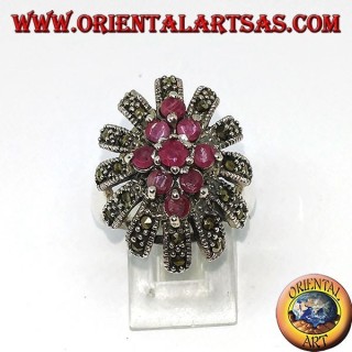 Anillo de plata en flor con siete rubíes conjunto rodeado de marcasitas.