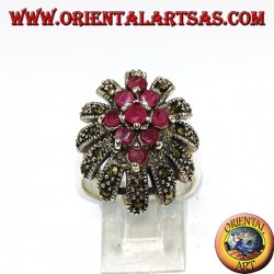 Anillo de plata en flor con siete rubíes conjunto rodeado de marcasitas.