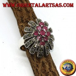 Anillo de plata en flor con siete rubíes conjunto rodeado de marcasitas.