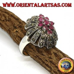 Anillo de plata en flor con siete rubíes conjunto rodeado de marcasitas.