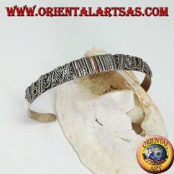 Pulsera de plata, con una placa central de oro de 14 quilates hecha a mano.