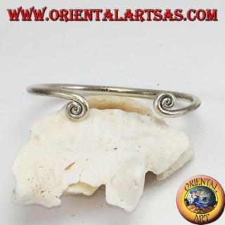 Bracelet en fil d'argent avec spitali au bout, fait à la main par Karen