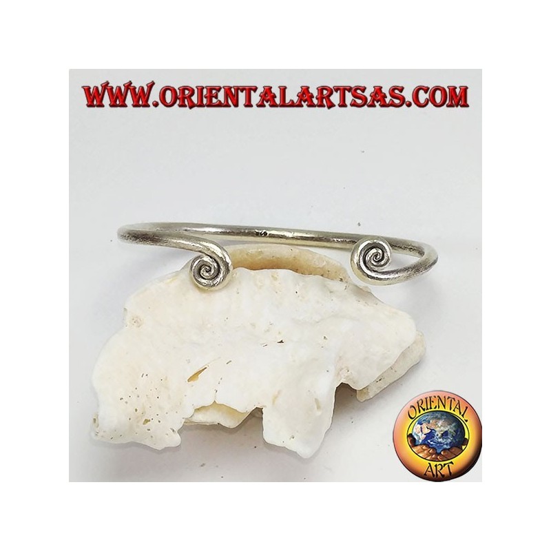 Pulsera de alambre de plata con spitali al final, hecha a mano por Karen.