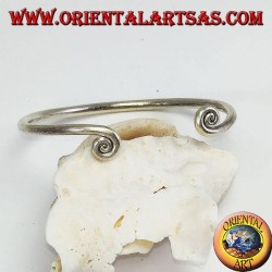 Pulsera de alambre de plata con spitali al final, hecha a mano por Karen.