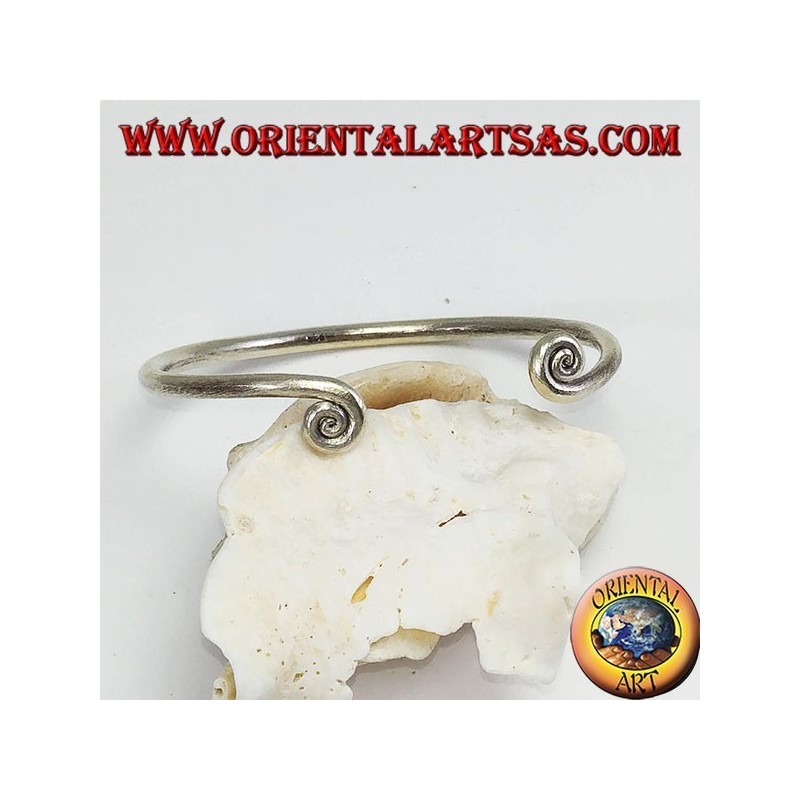 Bracciale in argento filo con spirali alla fine, fatto a mano dai Karen