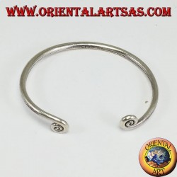 Pulsera de alambre de plata con spitali al final, hecha a mano por Karen.