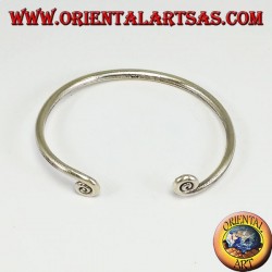 Pulsera de alambre de plata con spitali al final, hecha a mano por Karen.