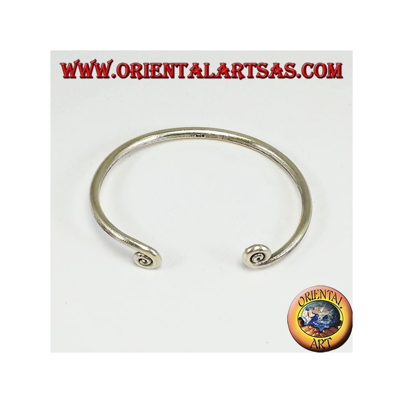 Bracelet en fil d'argent avec spitali au bout, fait à la main par Karen