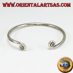 Pulsera de alambre de plata con spitali al final, hecha a mano por Karen.