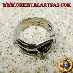 Anillo de plata con dos serpientes que son cortejadas, enamoradas.