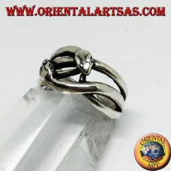 Anillo de plata con dos serpientes que son cortejadas, enamoradas.