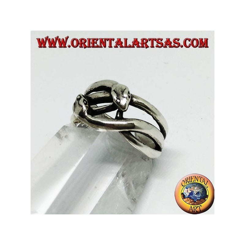 Anillo de plata con dos serpientes que son cortejadas, enamoradas.