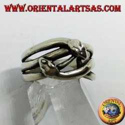 Anillo de plata con dos serpientes que son cortejadas, enamoradas.
