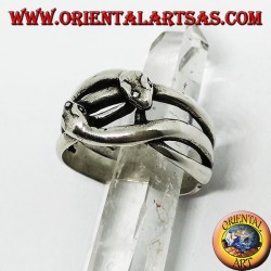 Anillo de plata con dos serpientes que son cortejadas, enamoradas.
