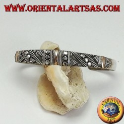 Pulsera de plata, con 3 platos en oro de 14 quilates y tachuelas hechas a mano.