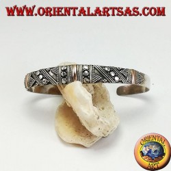 Pulsera de plata, con 3 platos en oro de 14 quilates y tachuelas hechas a mano.